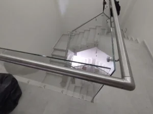 Escaleras de vidrio y aluminio en Querétaro