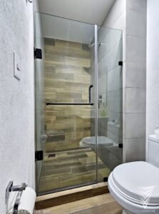Puertas de vidrio abatibles en Querétaro