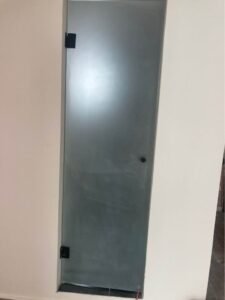 Puertas abatibles de cristal templado en Querétaro