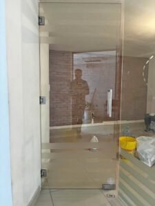 Puertas de cristal templado con aluminio en Querétaro