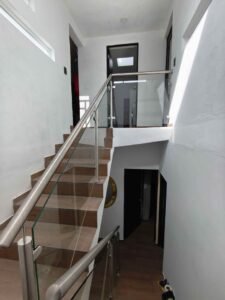 Barandales de aluminio y vidrio para interiores en Querétaro