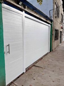 Portones de aluminio de dos hojas en Querétaro