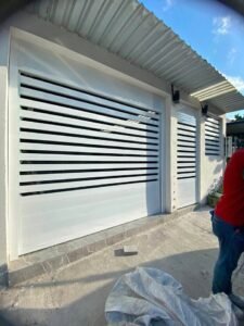 Portones de aluminio con vidrio en Querétaro