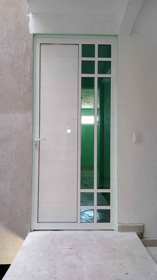 Puertas de aluminio con cristal templado en Querétaro